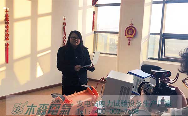 CCTV紙短情長正在解說測(cè)試產(chǎn)品